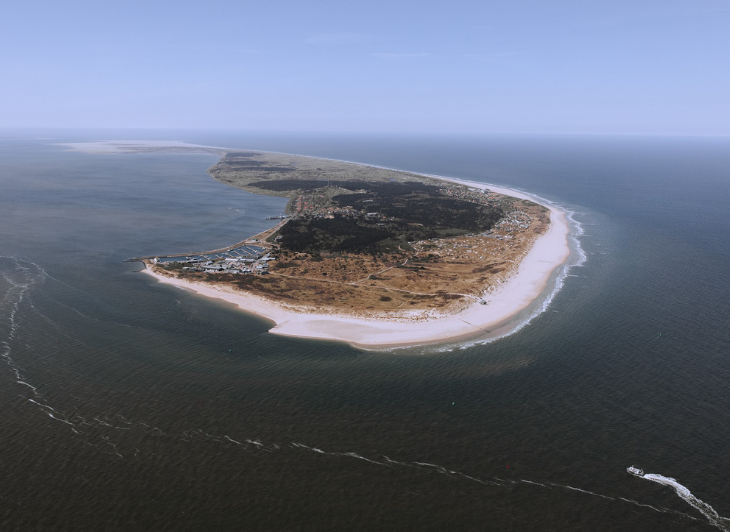 Free Solo over de Waddeneilanden - Vlieland luchtfoto - Waddenhop